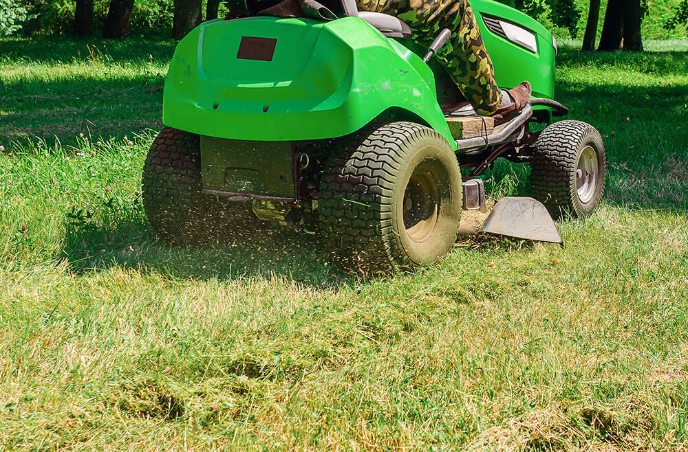 Koszenie łąk i dużych powierzchni traktorem i kosiarkami rolniczymi
